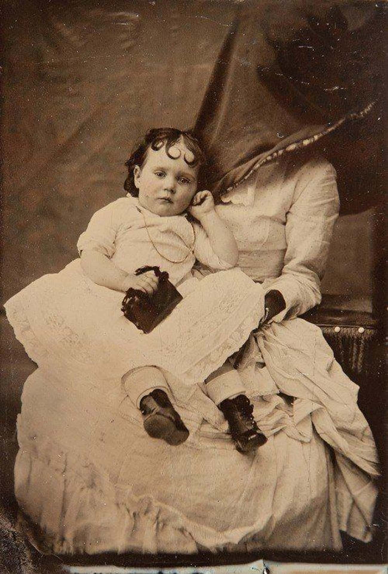 Скрытое фото мам. Спрятанная мать Викторианская эпоха снимки. Пост Мортем викторианской эпохи. Post Mortem викторианской эпохи.