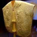 A Golden Silk Cape That Took More Than One Million Spiders To Produce on Random Surprising Historical Items That Were Created Using Spider Silk