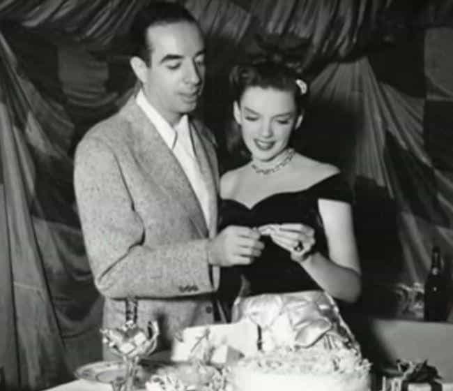 22 Rarely Seen Photos Of Old Hollywood Legends On Their