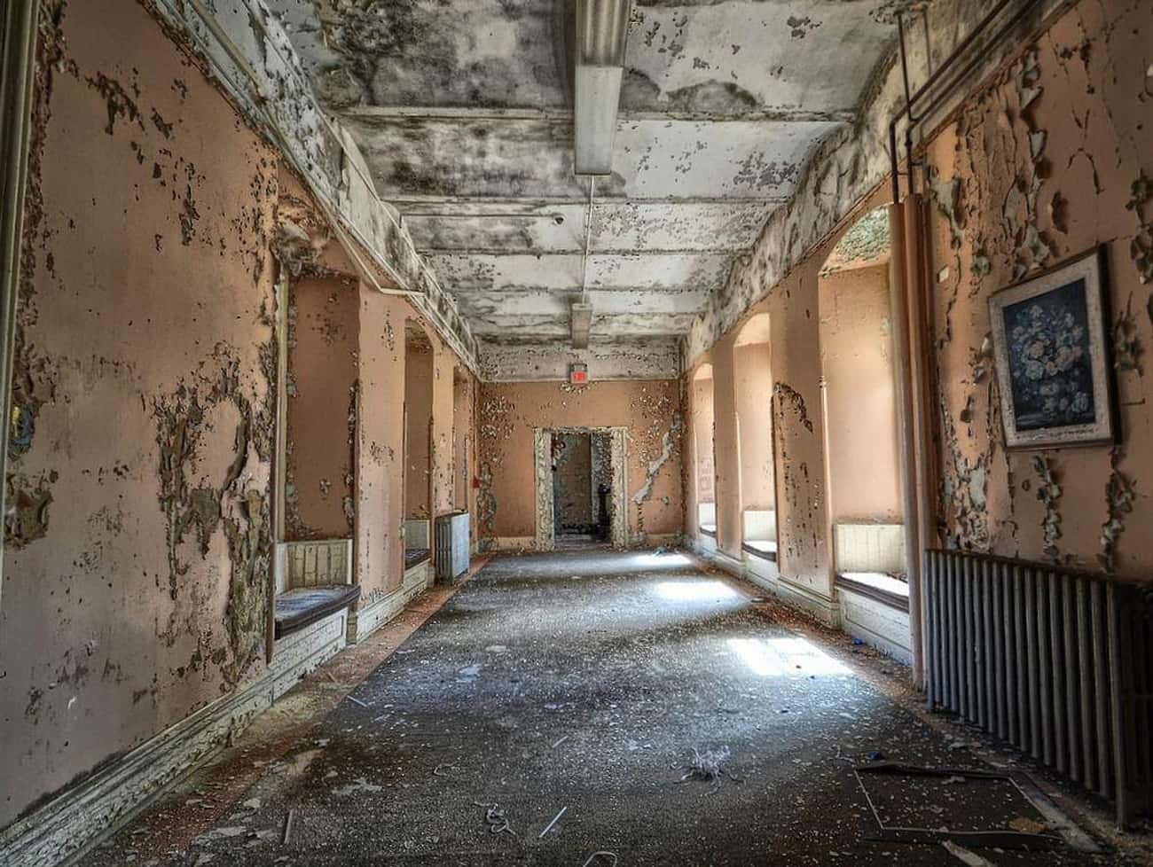 Ghost Hunters Found A Woman&#39;s Body In An Abandoned Hospital