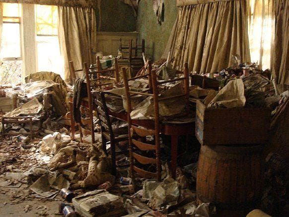 Самая грязная комната. Вонючая комната. Очень грязная комната. Квартира заваленная мусором. Вонючая комната.