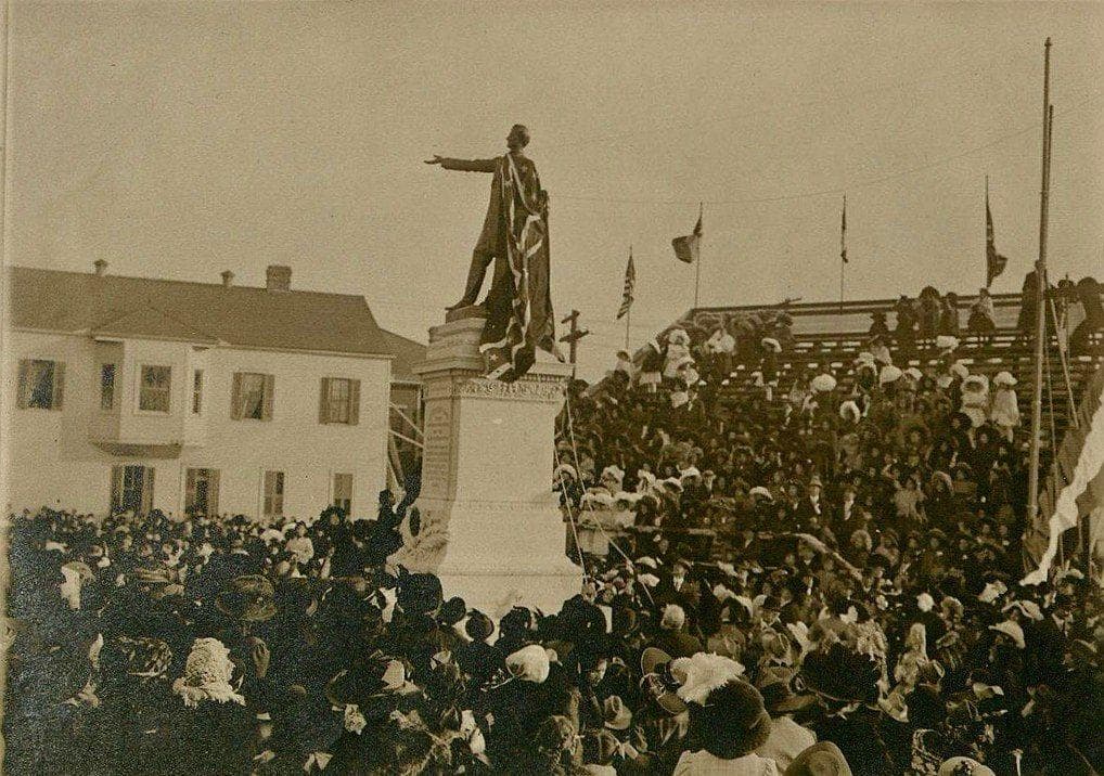 Arguments For And Against Removing Confederate Statues