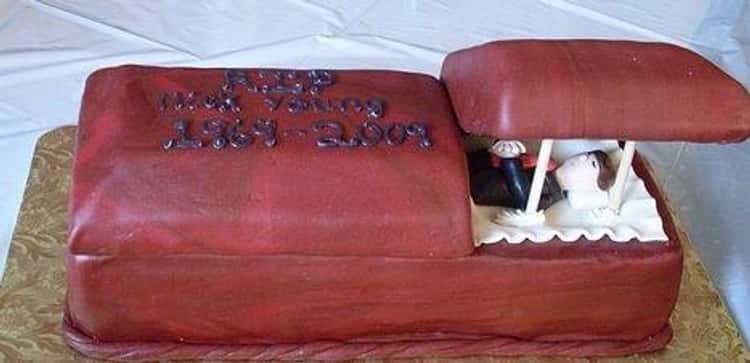 15 Funny Funeral Cakes That Bring Humor To Death