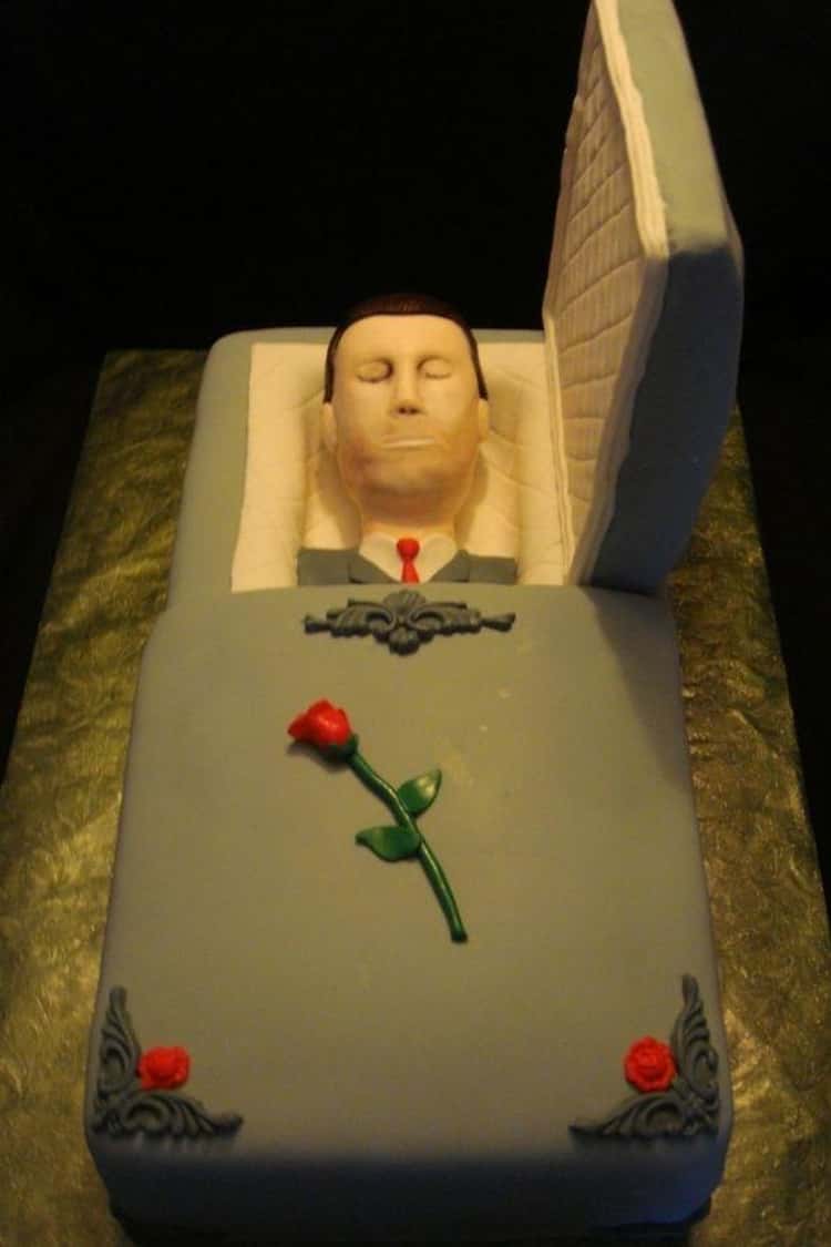 15 Funny Funeral Cakes That Bring Humor To Death