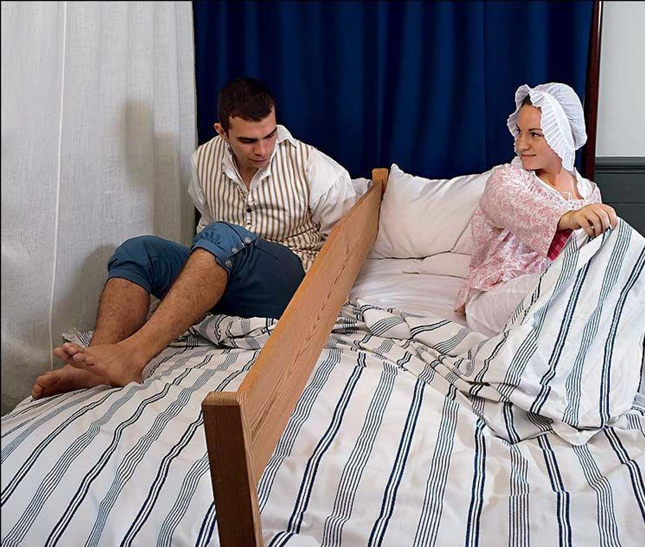 В одной постели с спящим мужем. Супружеская постель. Супружеская кровать. Кровати для семейных пар.