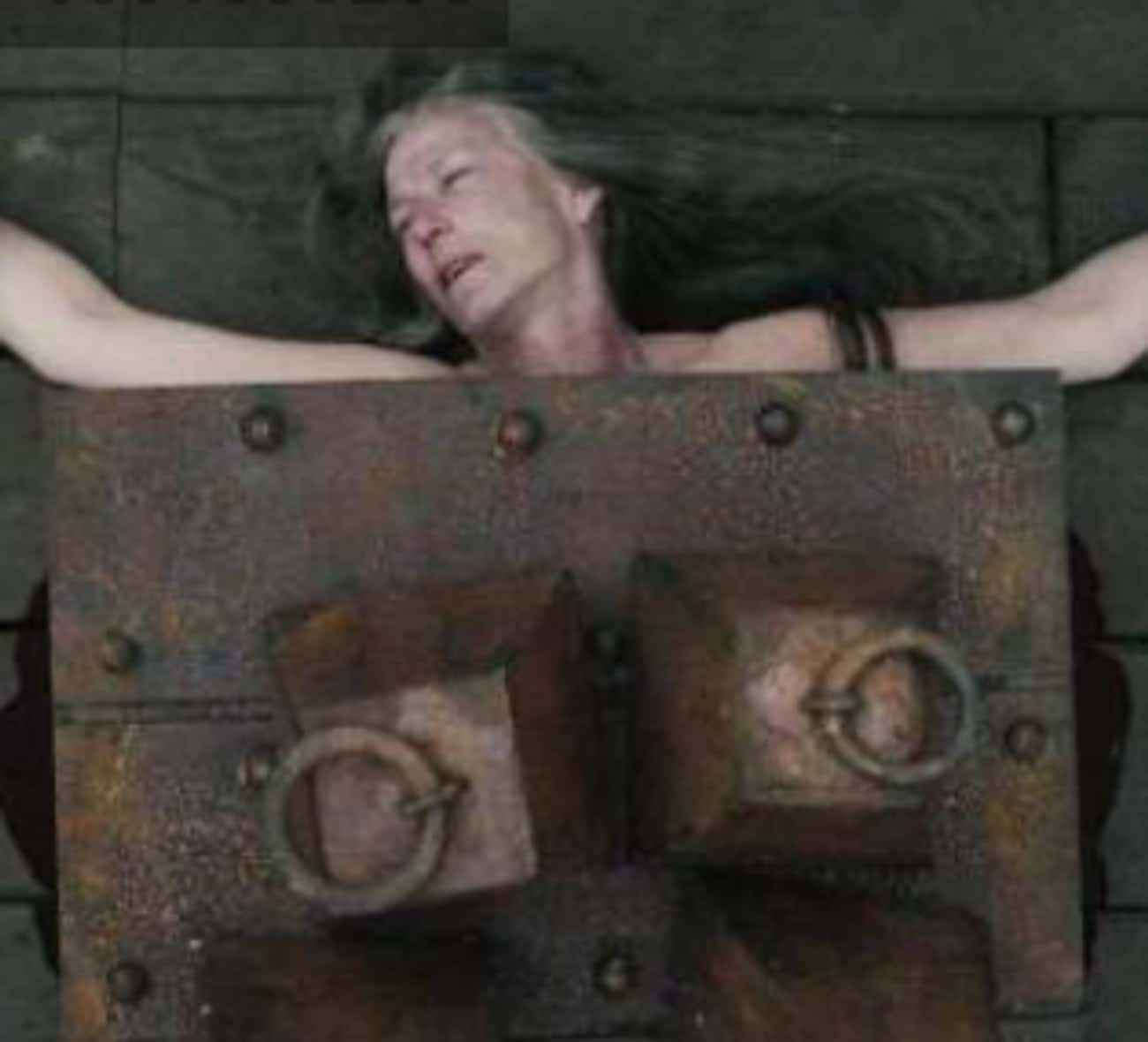 Using 800 Pounds To Press A Woman Made Her Ribs Burst Through Her Skin