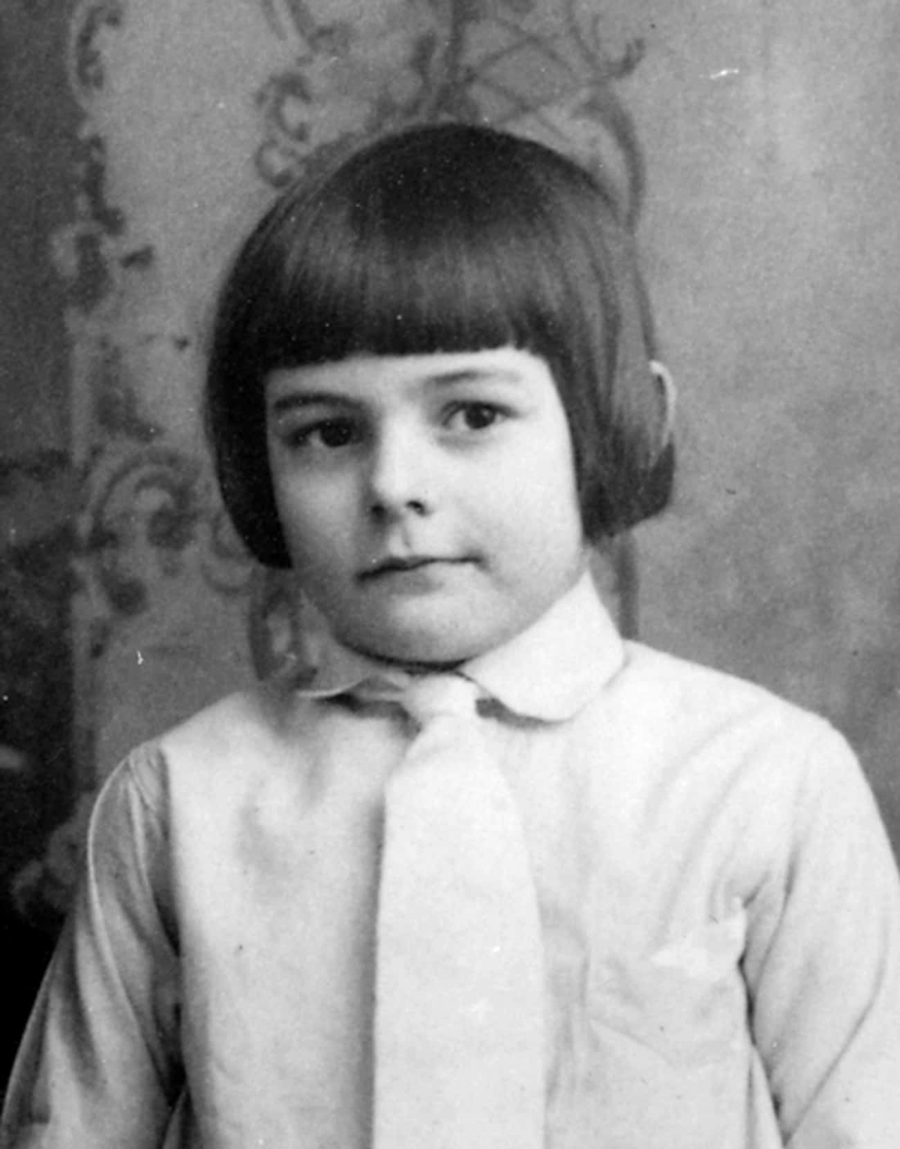 Hemingway&#39;s Mother Used To Dress Him Like A Girl, Which He Resented