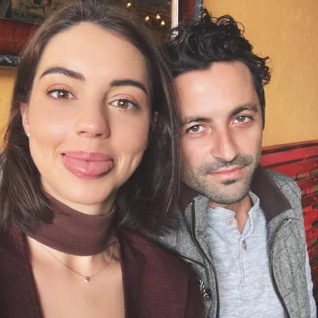 Adelaide Kane met begeerlijke, vriend Joey Pauline