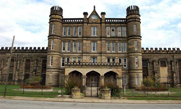 Here's How These 14 Famously Haunted Places Celebrate Halloween