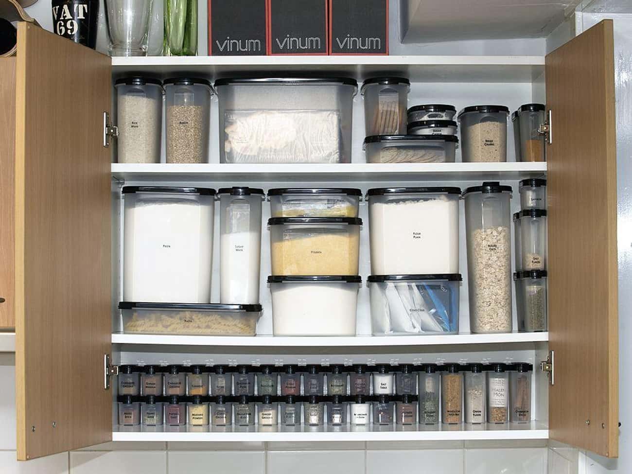 организация пространства в шкафу на кухне и хранения