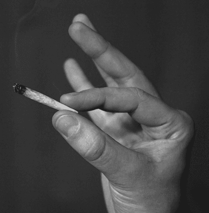 Папиросу я достану. Рука с косяком. Папиросу я достану. Папироса беломор дымится. Папиросу я достану.