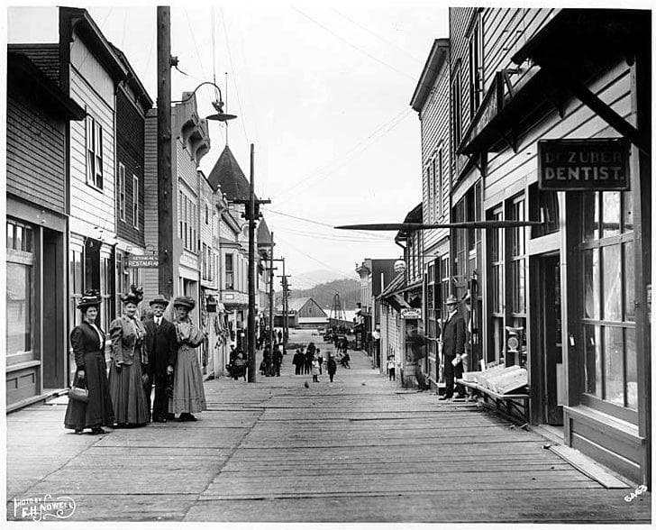 What Life Was Like For Saloon Girls In the Wild West