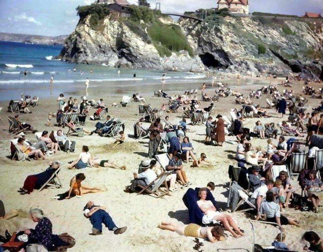 Люди перемещающиеся во времени. Снимок 1943 путешественник во времени. Люди на пляже. Путешествие во времени фото.