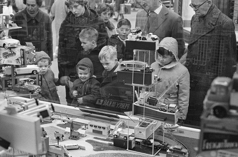What Toy Stores Of The Past Looked Like Compared To Now