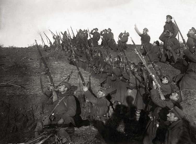 The TRUE story behind this creepy WWI photo 