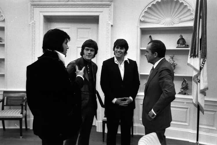 Modern Postcard Elvis Presley & President Richard Nixon Oval Office White House 