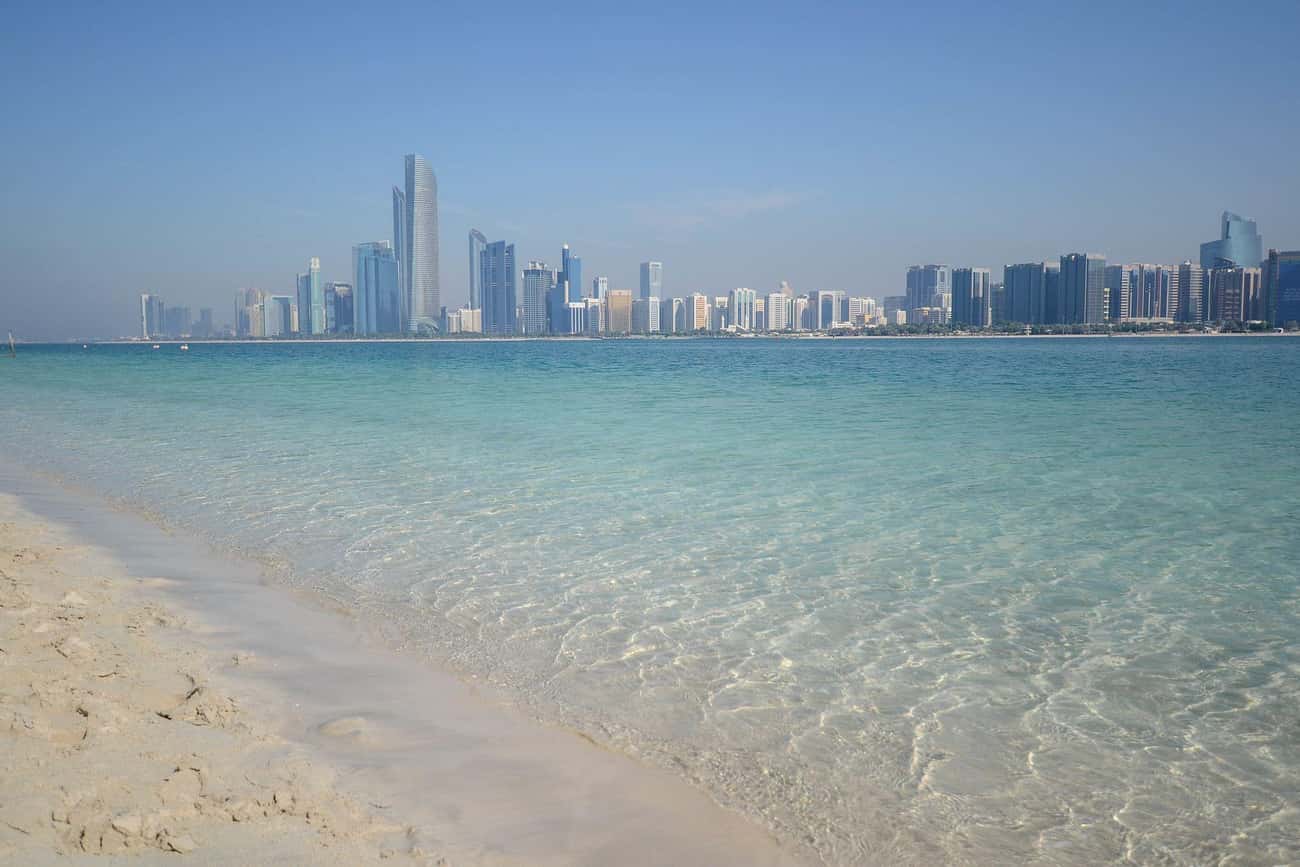 Какое море в дубае в оаэ. Абу Даби море. Пляж Корниш Абу-Даби. Абу Даби пляжи. Дубай Абу Даби пляж.