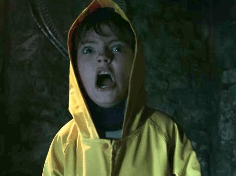 Желтые дождевики в фильмах. Оно в желтом плаще. Оно в желтом плаще. Оно мальчик в желтом дождевике. Оно мальчик в желтом дождевике.