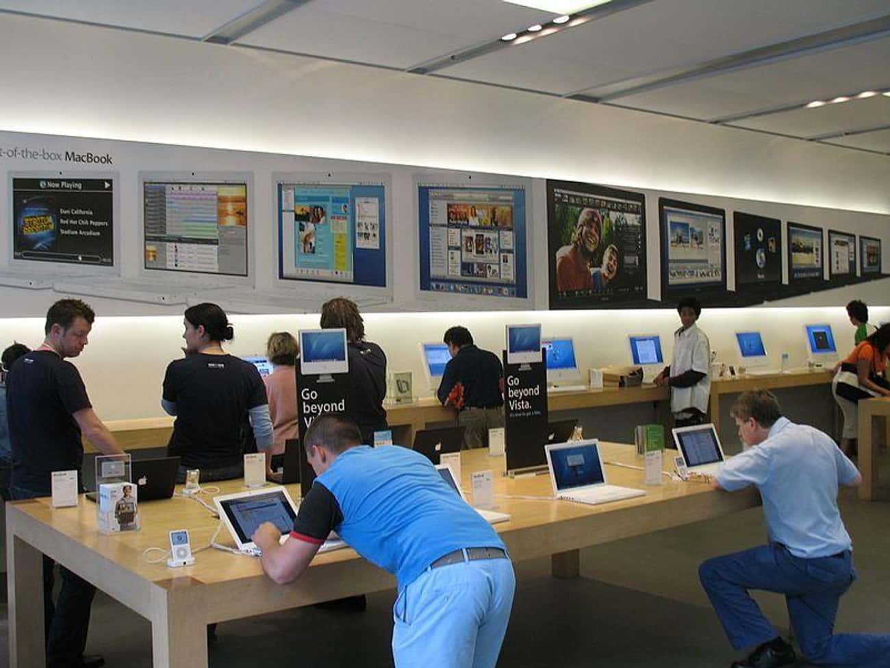 When Apple Stores Opened In 2001,They Were Designed To Look Like Luxury Boutiques