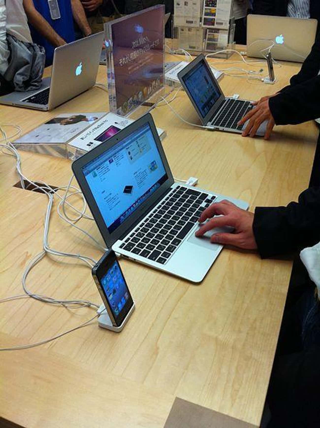 All MacBooks In Apple Stores Are Angled At 76 Degrees To Entice People To Touch Them