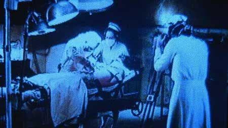 Врач видит призраков. Призрак девушки фото. Новый преподаватель видит призраков. Герцогиня, которая видит призраков. Призрак девушки фото.