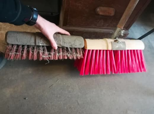 Paint hack. Малярная кисть в краске. Кисти для макияжа hakuhodo. Same brush. Кисть annie sloan №12 овальная.