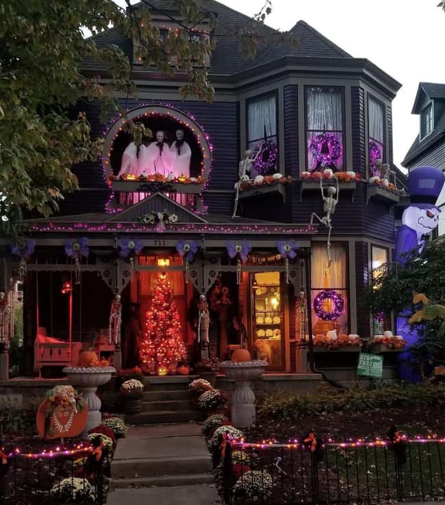 22 Homes That Took Their Halloween Decorations To The Next Level