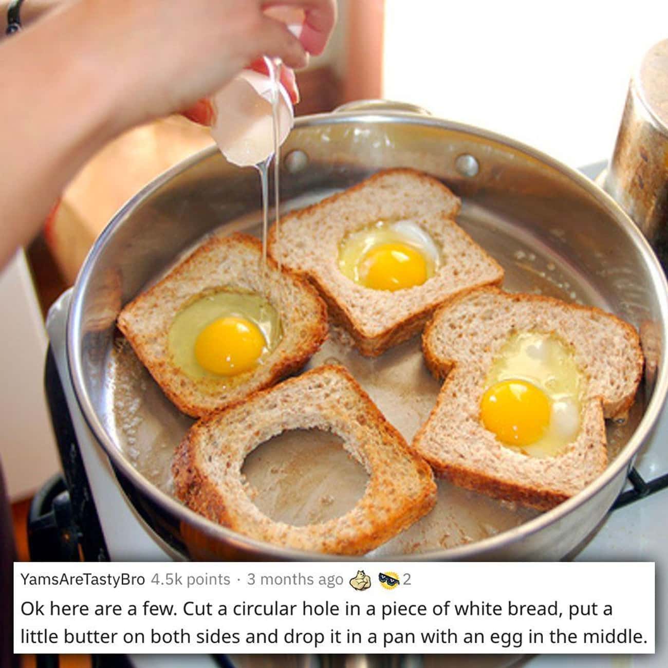 Тостовый хлеб с яйцом на сковороде. Яичница. Яичница в хлебе. Оригинальный завтрак из яиц. Необычный завтрак.