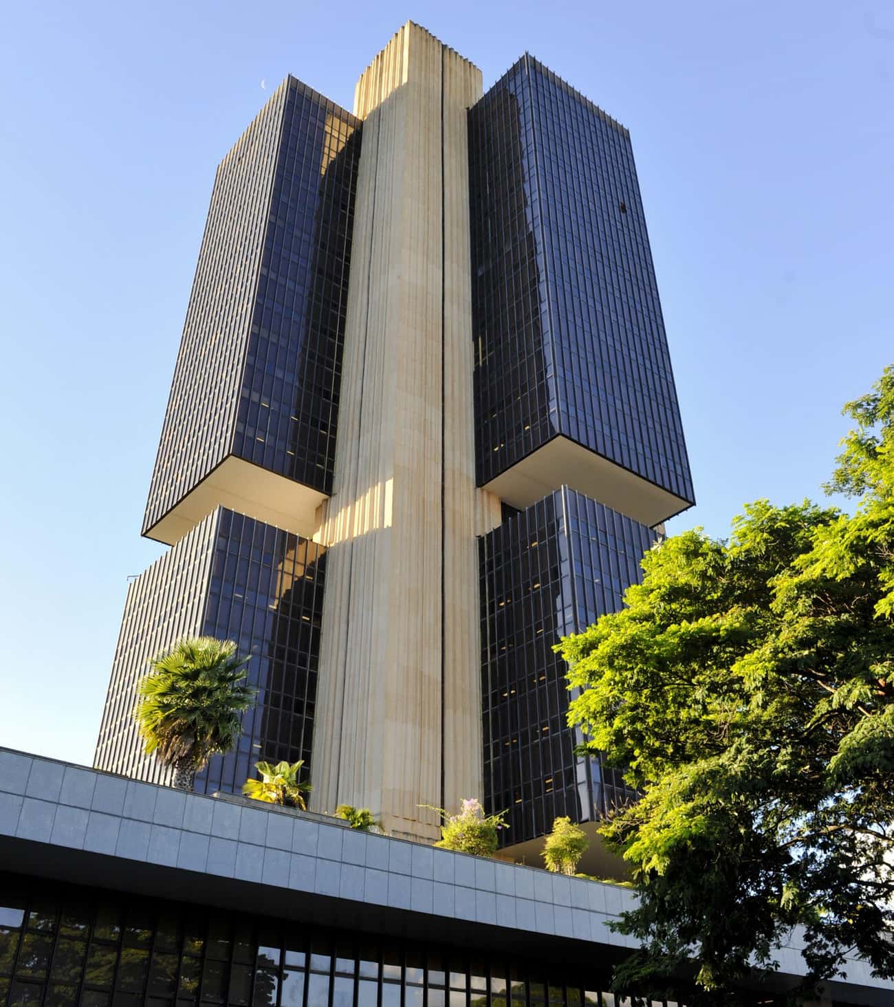 Men Dug A 600-Meter Tunnel To Break Into Brazil's Central Bank