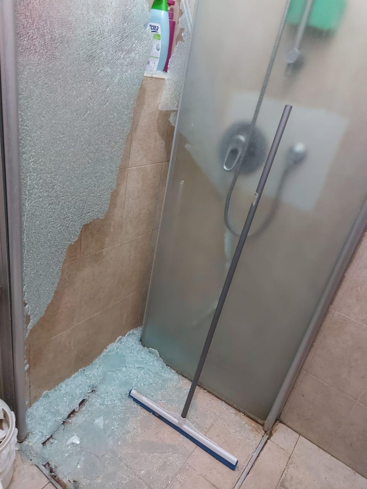 Летняя душевая кабина для дачи. Сама в кабинке. Стекло для душевой кабинки. Сама в кабинке. Демонтаж душевой кабины.