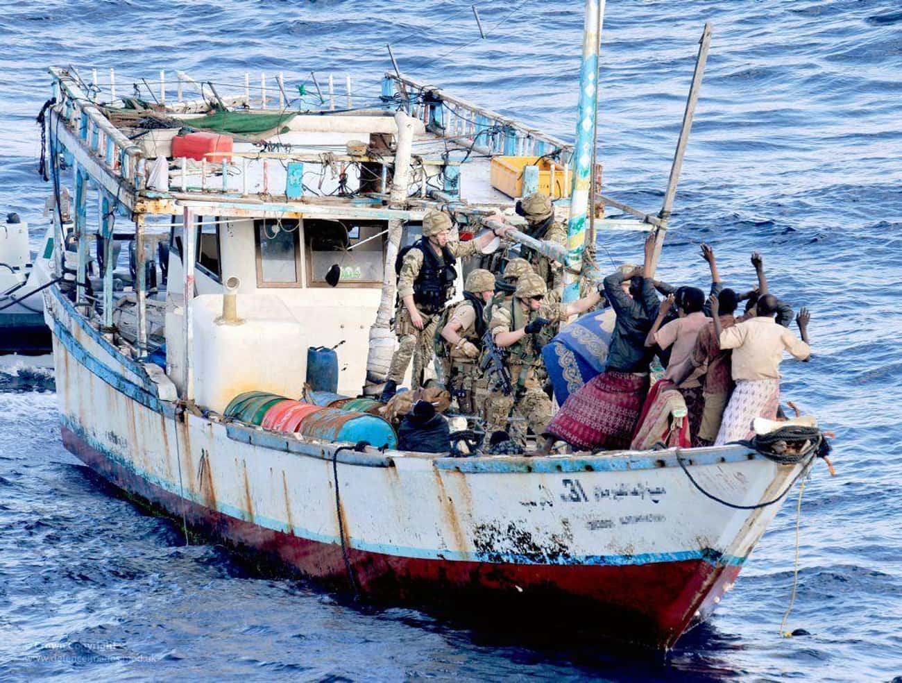Судно террористами. Корабль пиратов Сомали. Пираты Сомали захватили судно. Аденский залив сомалийские пираты. Сомалийские пираты захват судна.
