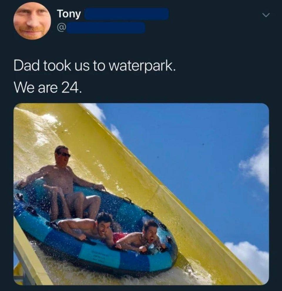Disfrutando del parque acuático como niños