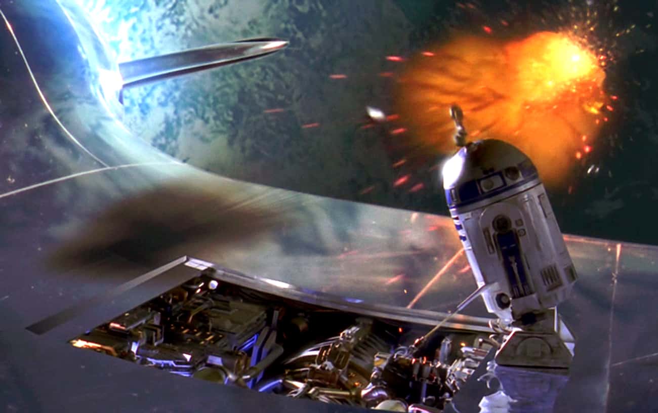 32 BBY: R2 Saves Queen Amidala's Cruiser While Escaping The Trade Federation Blockade