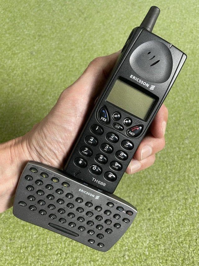 Подержанные телефоны. Моторола 90. Motorola microtac 9800x. Старая мобильная связь. Старый телефон.