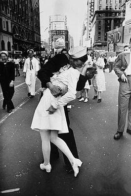 The 'Kissing Sailor' Married One Of The Women At Times Square That Day - But Not The One He Kissed