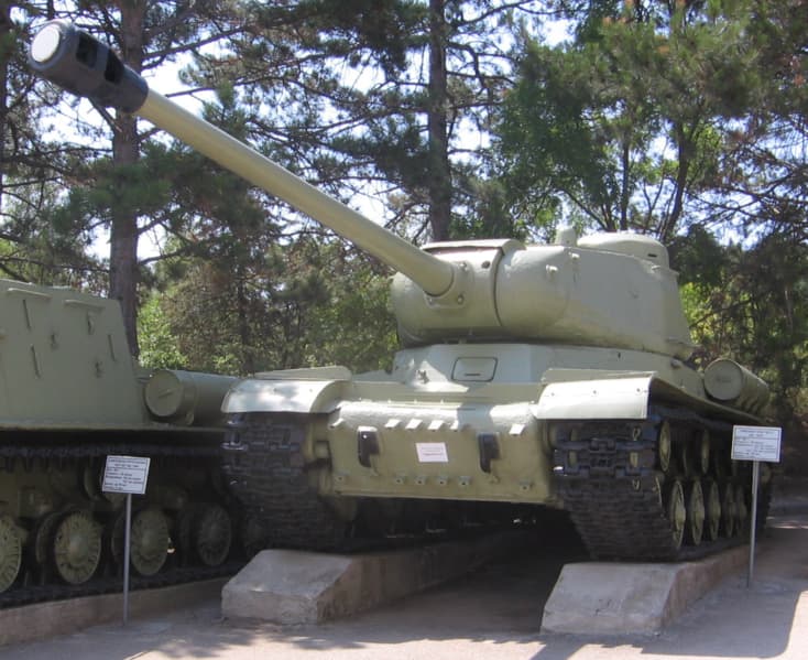 IS-2 (Soviet Union) - The Tank That Took Berlin