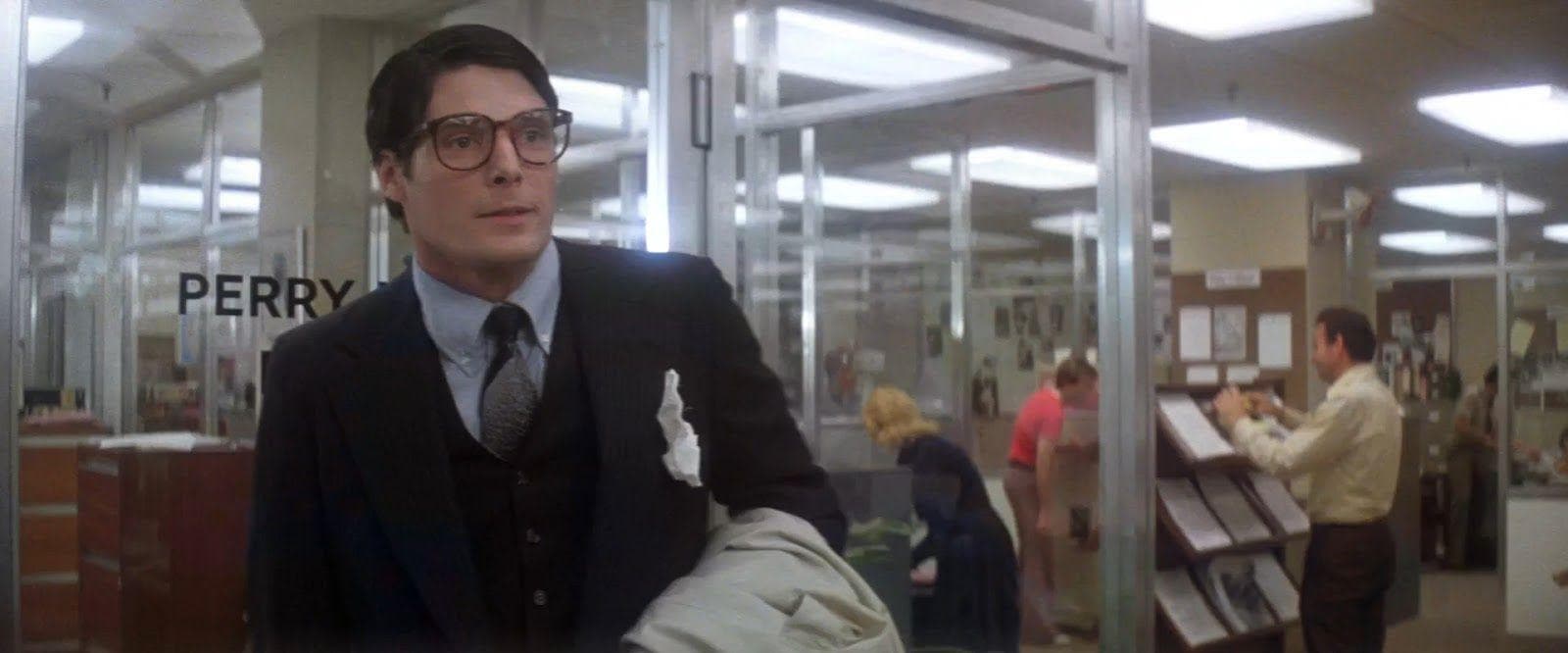 Clark's Disguise Works So Well Because He Doesn't Hide His Identity As 'Superman'