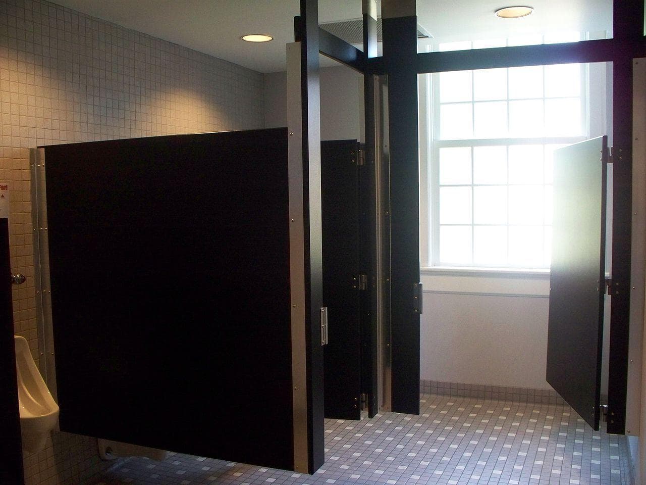 Why Toilet Stalls In The US Have Gaps