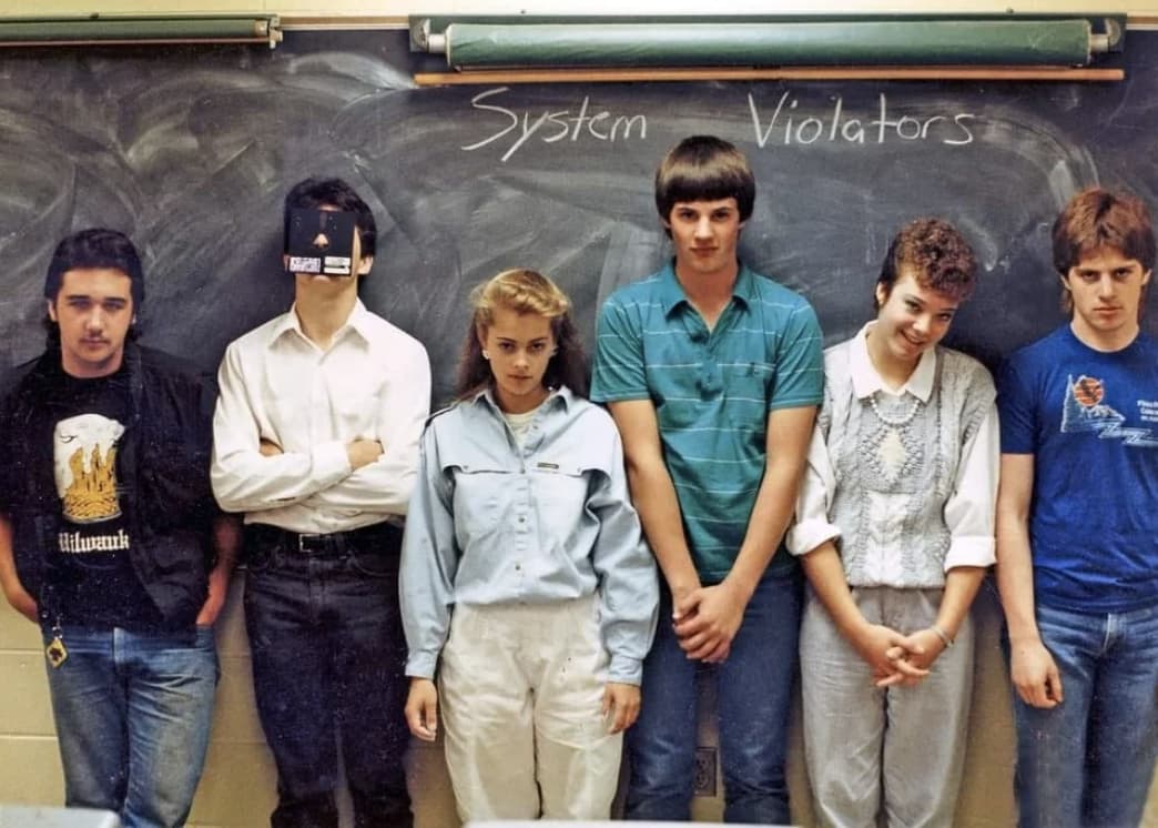 28 Throwback Photos We Found In 2022 That Are The Definition Of Old