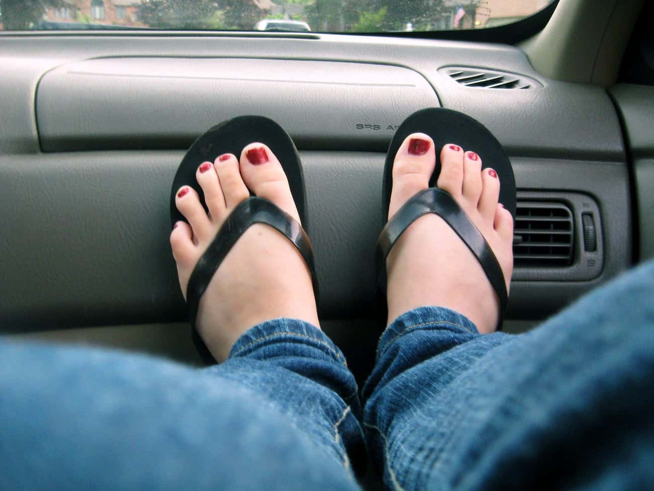 Женские ножки на торпеде автомобиля