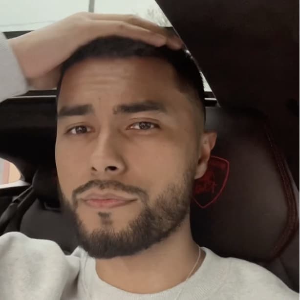 The 20+ Hottest Men's Fashion Influencers (With Photos)