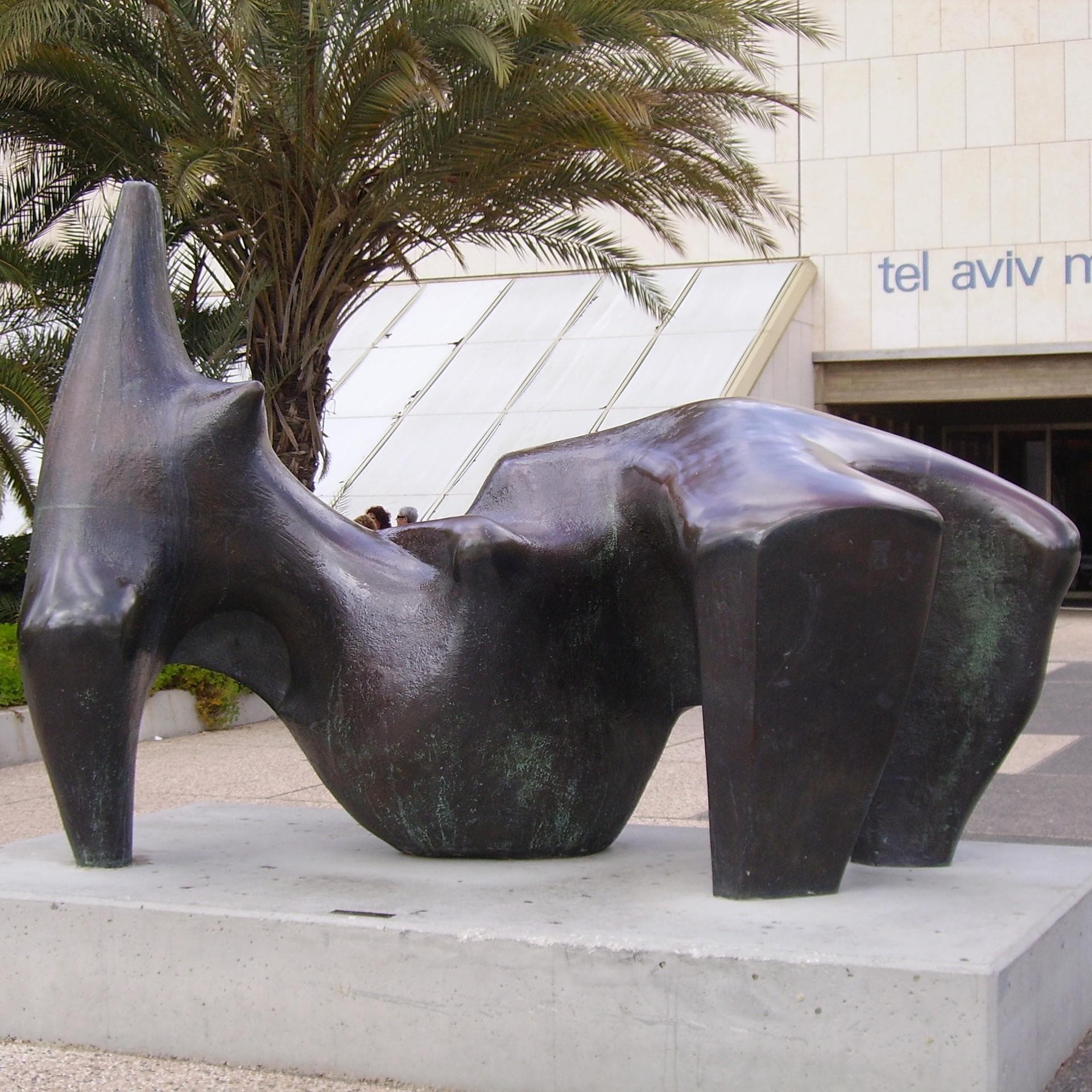 Famous Henry Moore Sculptures List Of Popular Henry Moore Sculptures famous henry moore sculptures