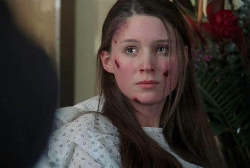 2 wrongs girl. Кристен Стюарт 2005. Kristen Stewart young. Кристен Стюарт 2004. Кристен Стюарт жестокие люди