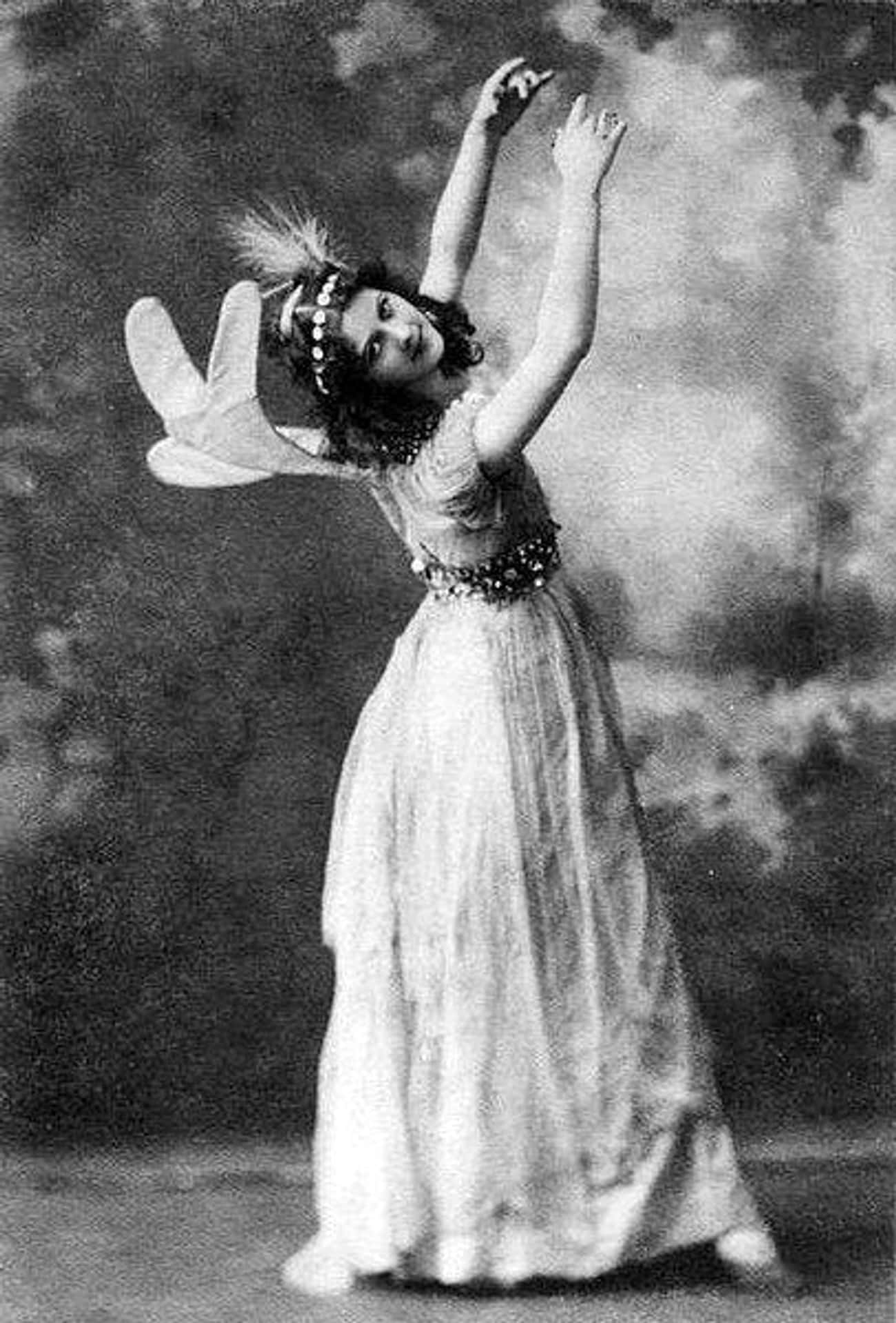 Dancer Isadora Duncan Got Her Scarf Stuck In The Wheels Of Her Convertible 