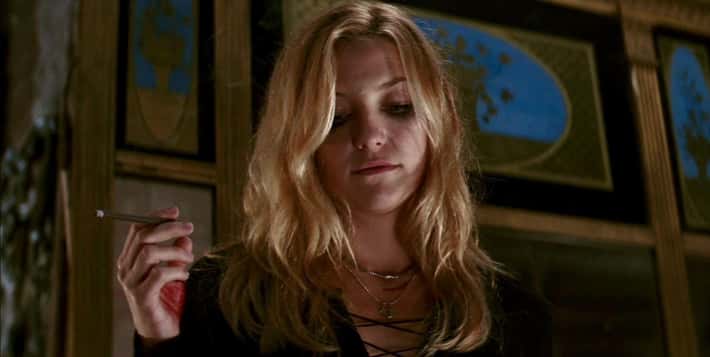 kate hudson smokes cigarettes as Penny Lane in Almost Famous, 2000 200 Cigarettes (1999)