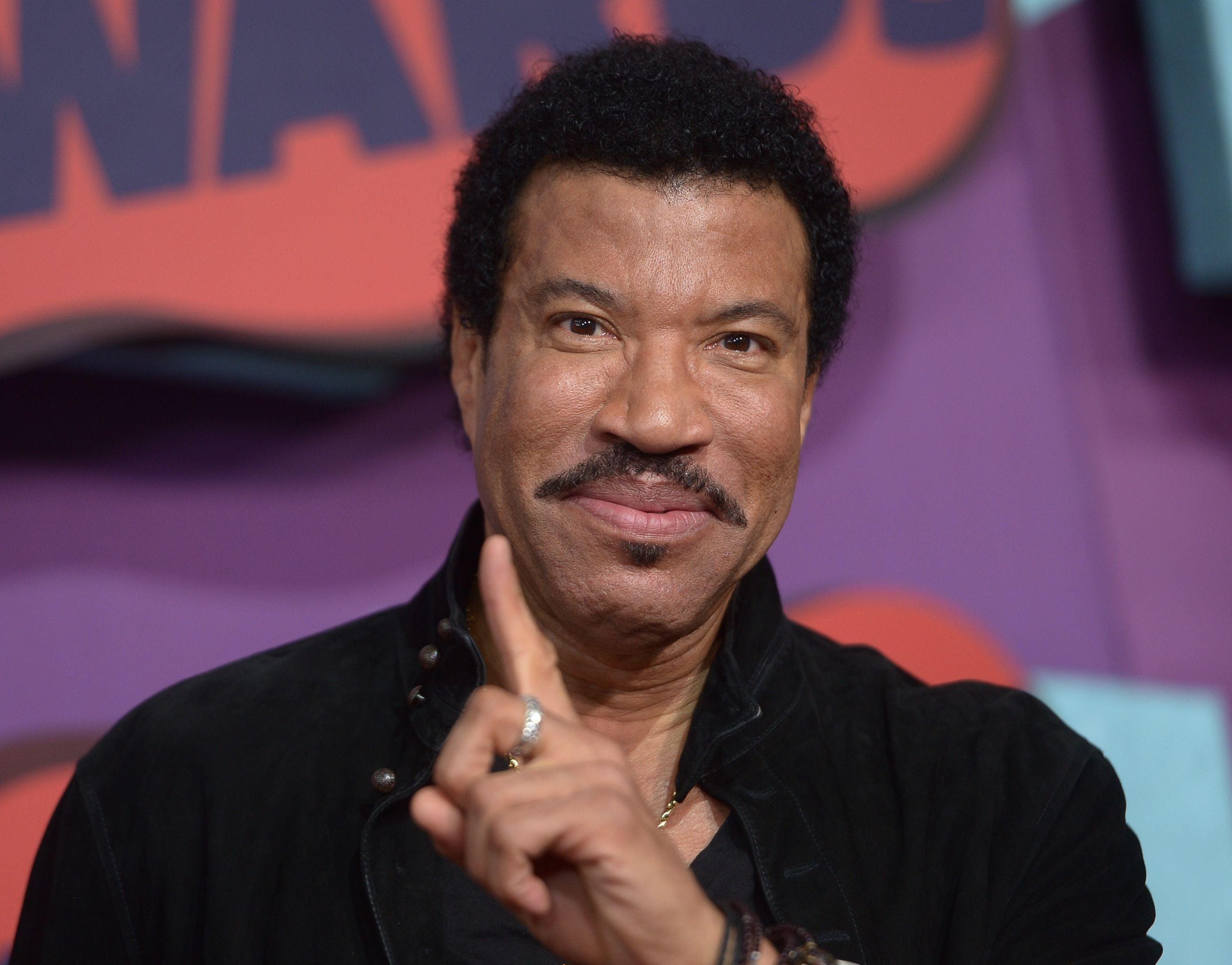 Pin by Sheila Walker on lionel richie Lionel richie, Performance artist, Lionel