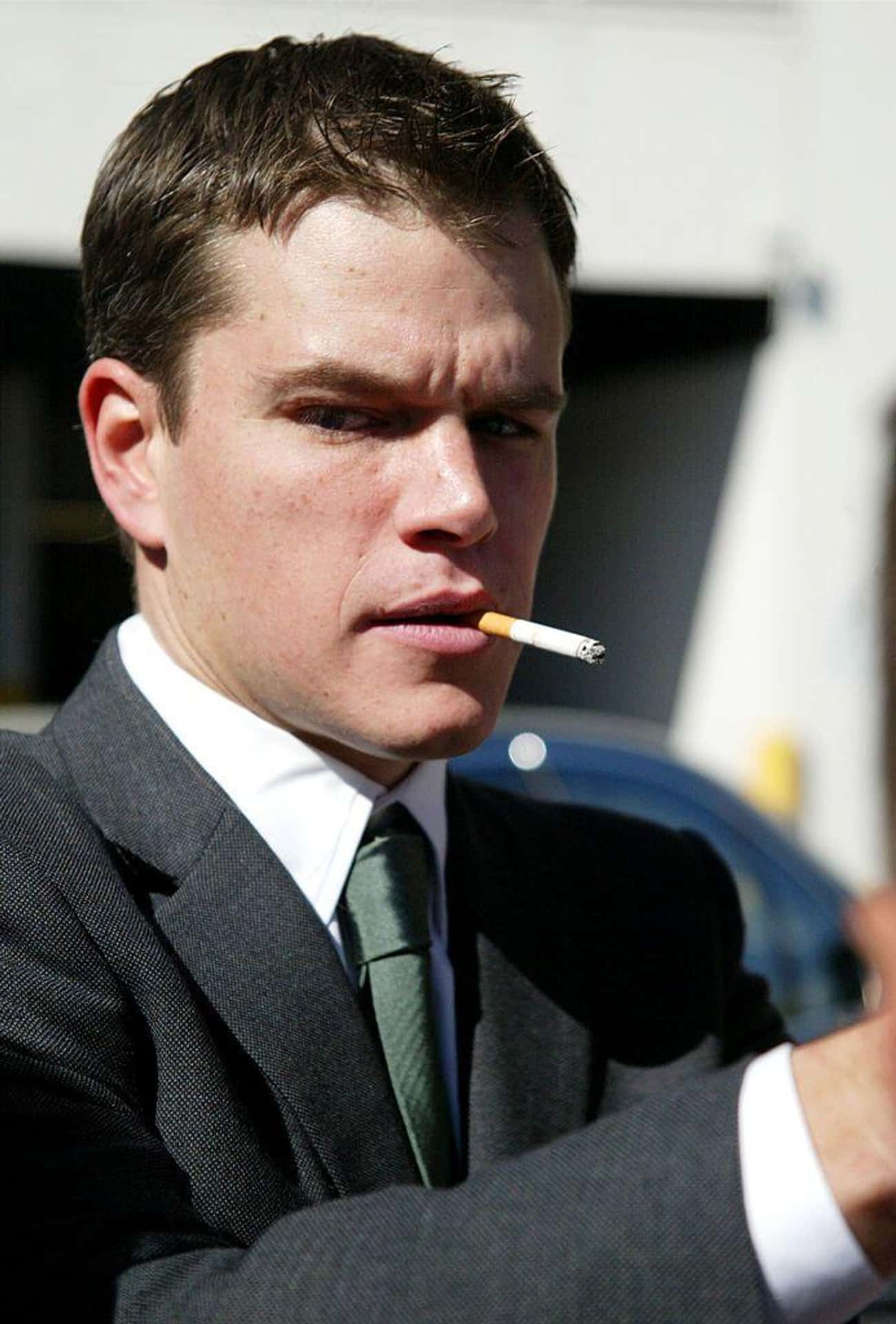 Сигареты для некурящих актеров купить. Мэтт Дэймон. Matt Damon smoking. Мэтт Дэймон с сигаретой. Знаменитости с сигарой.
