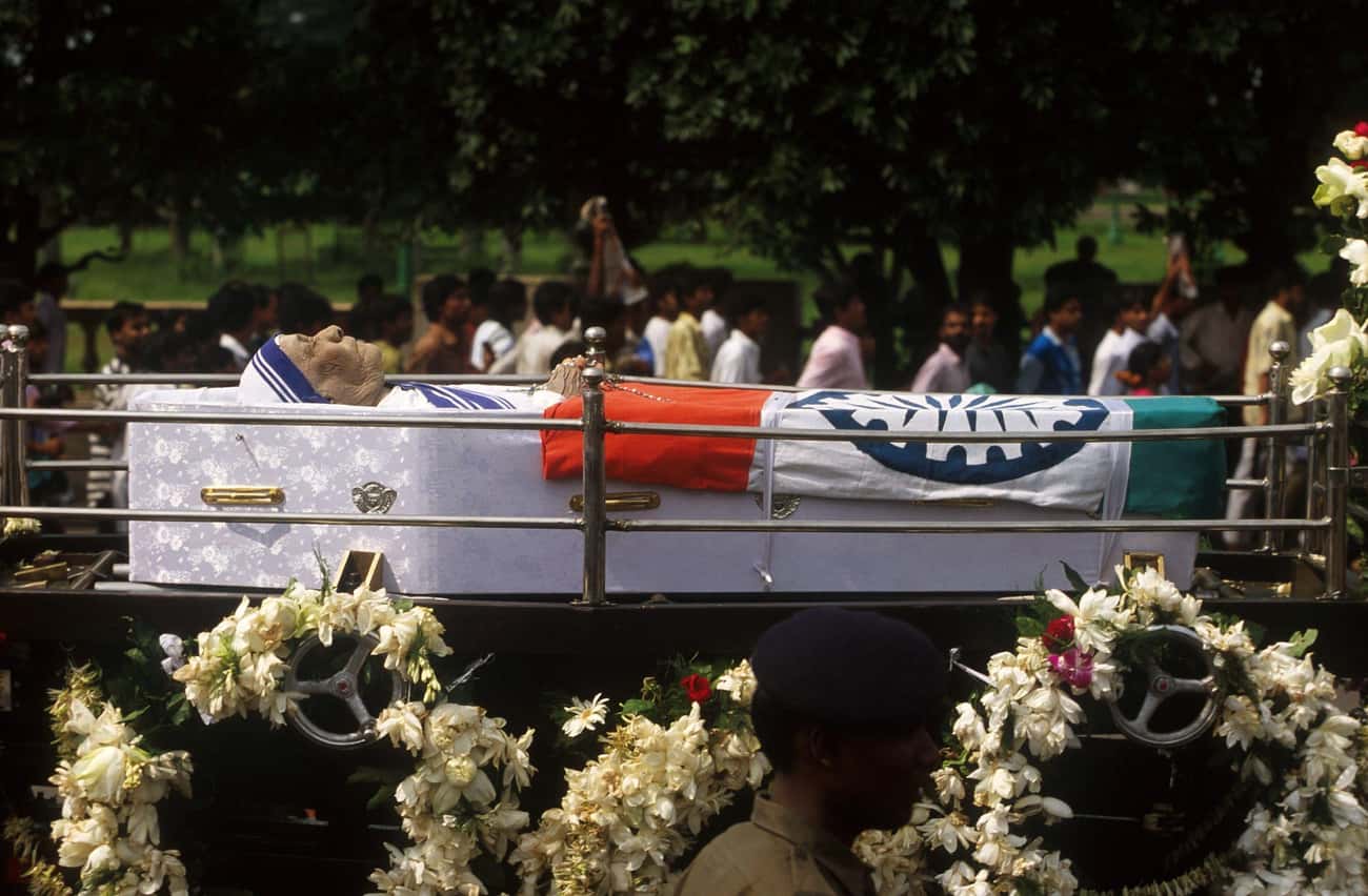 Джон Леннон в гробу фото