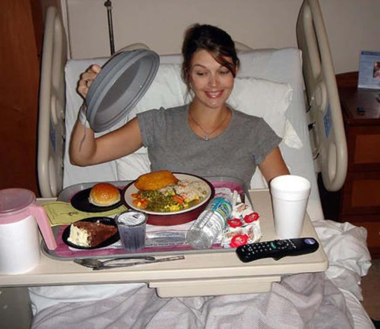 Что можно принести в больницу из еды. Американская Больничная еда. Обед в больнице. Еда в больнице. Питание в больнице.