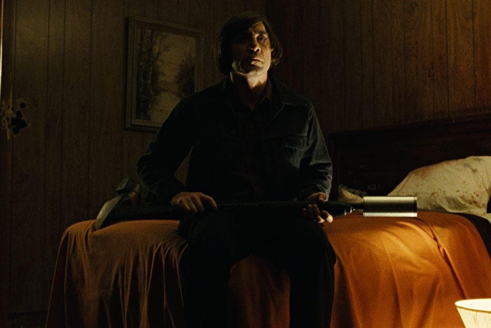 Llewelyn Moss Trades Bullets And Talks To Chigurh On The Phone, But That's As Close As They Get In 'No Country for Old Men'